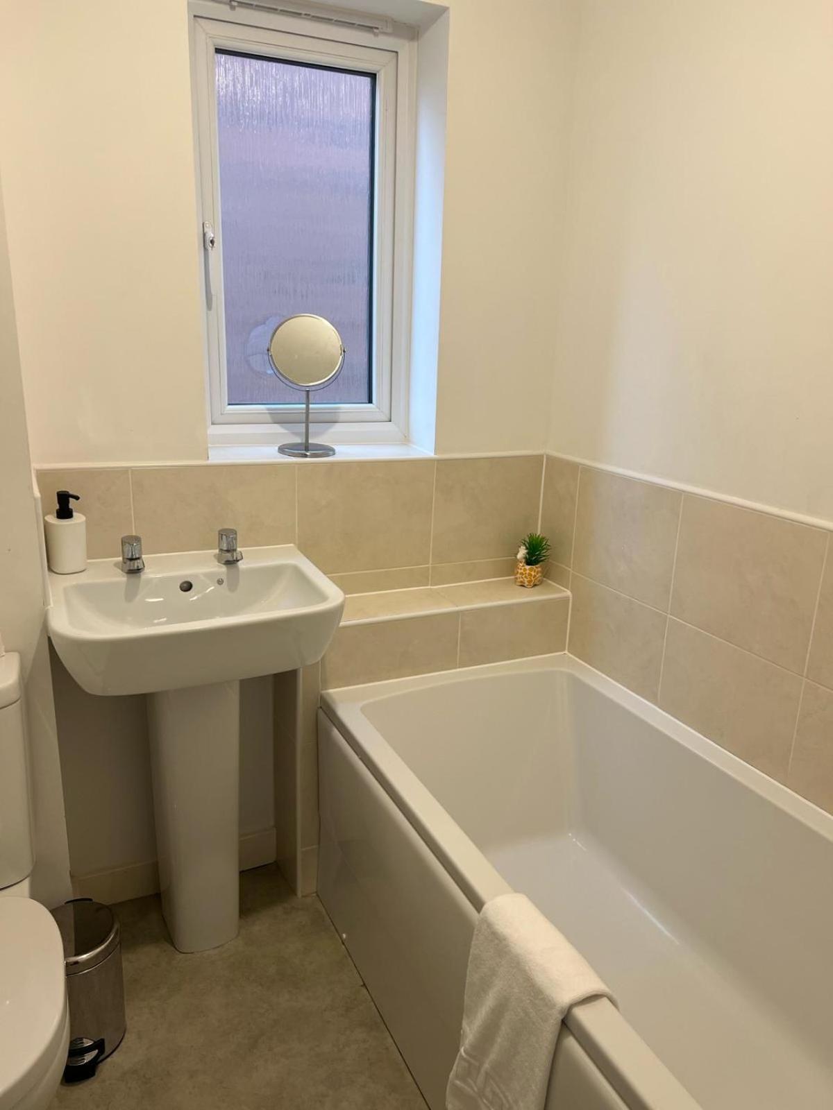 Village House St Mellons - Close To A48 And M4 Cardiff Esterno foto