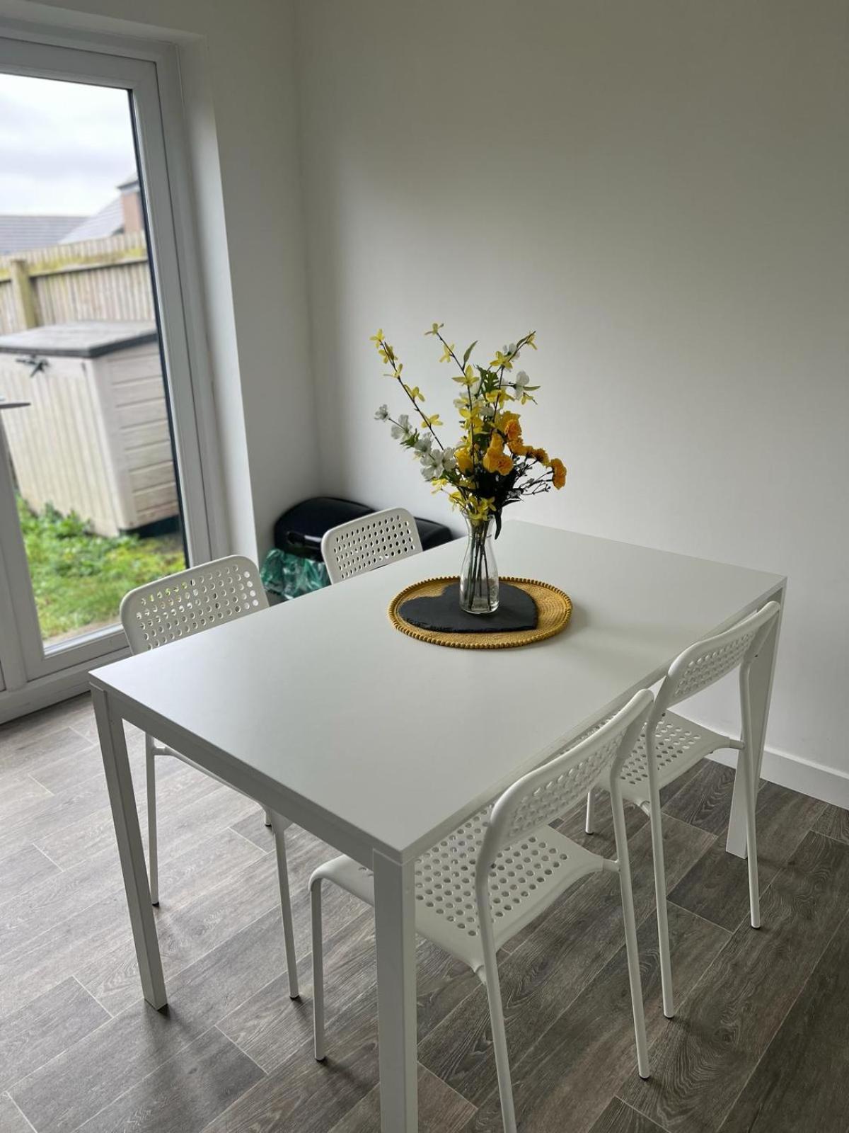 Village House St Mellons - Close To A48 And M4 Cardiff Esterno foto
